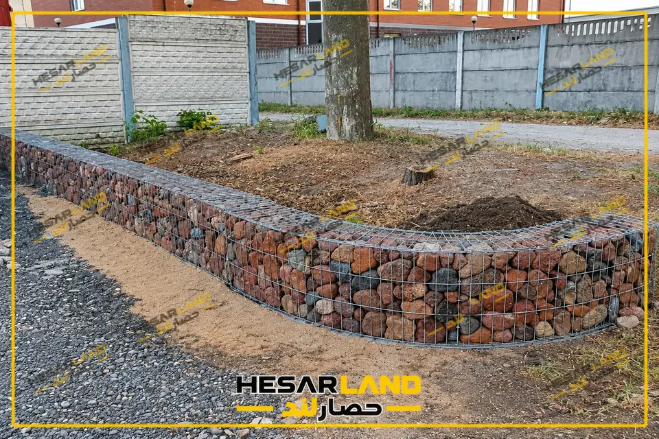 اجرای دیوار گابیون کلاسیک با سنگهای رنگی در محوطهسازی