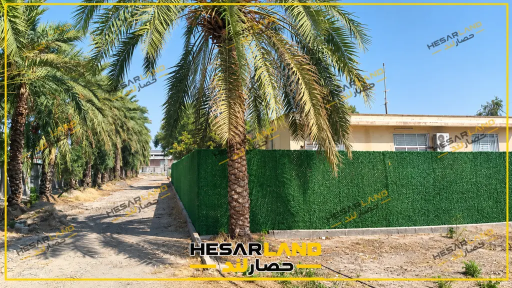 نصب فنس چمنی روی دیوار حیاط برای ایجاد حریم خصوصی