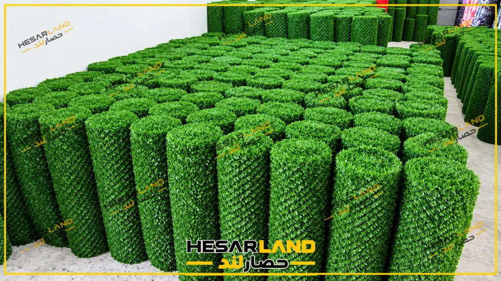 موجودی انبوه رول‌های فنس چمنی در انبار