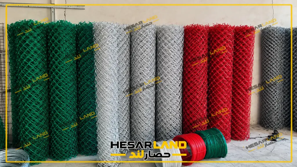 تنوع رنگ توری حصاری روکشدار PVC شامل سبز، سفید، مشکی و قهوهای