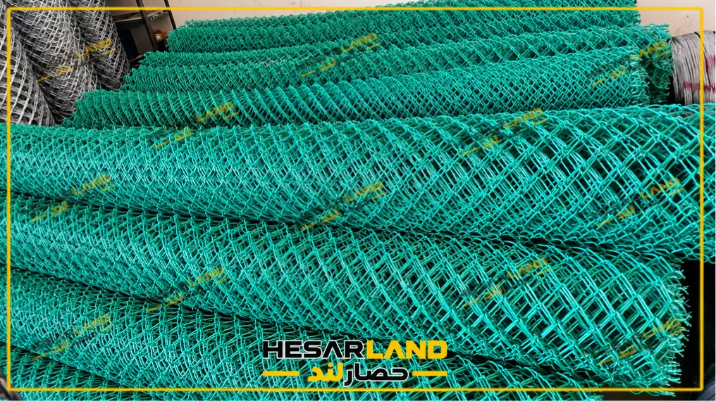 نمای نزدیک چشمههای لوزیشکل توری حصاری روکشدار PVC